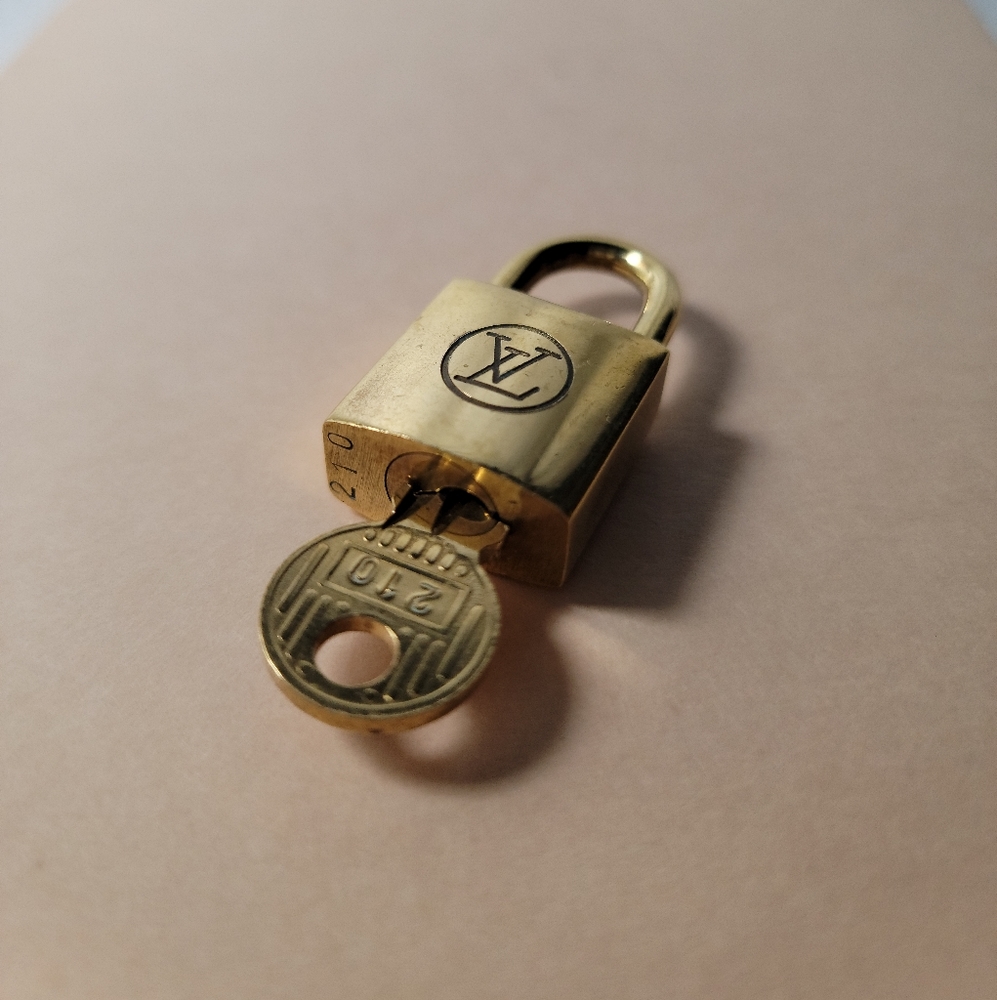 VINTAGE LOUIE VUITTON PADLOCK & KEY #210.